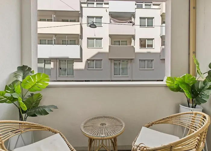 Apartment Modern 1br Balcony Near U1 Metro