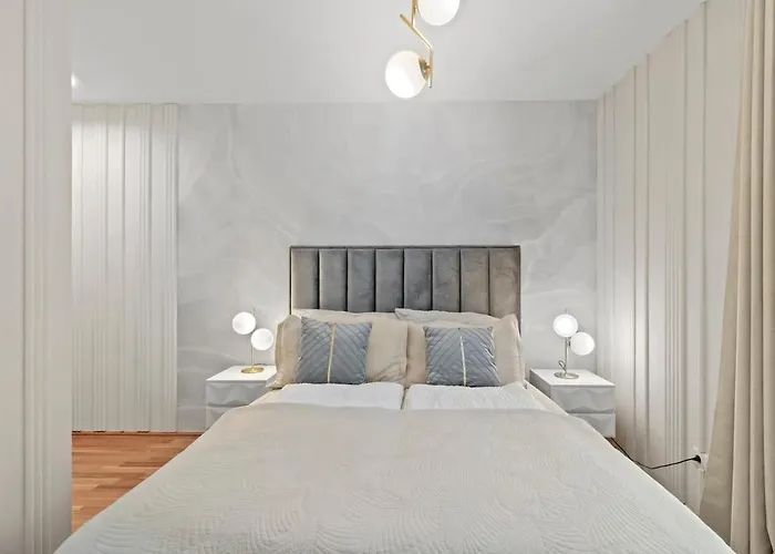 Modern 1br Balcony Near U1 Metro