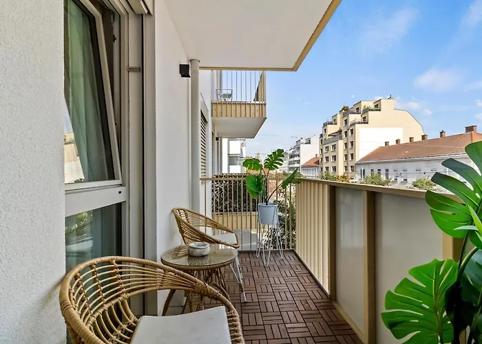 Apartment Modern 1br Balcony Near U1 Metro