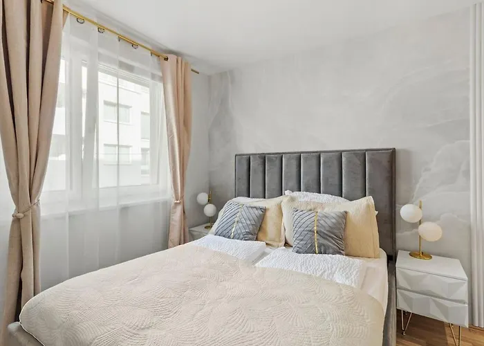 Modern 1br Balcony Near U1 Metro Apartment