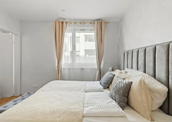 Modern 1br Balcony Near U1 Metro