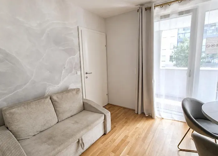 Apartment Modern 1br Balcony Near U1 Metro