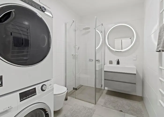 Modern 1br Balcony Near U1 Metro *